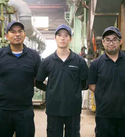 本社工場内にいる男性社員のグループ写真